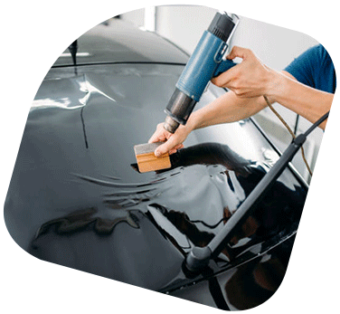 Formation automobile et pose vitres teintées avec techniques de thermoformage et préparation sur véhicule.
